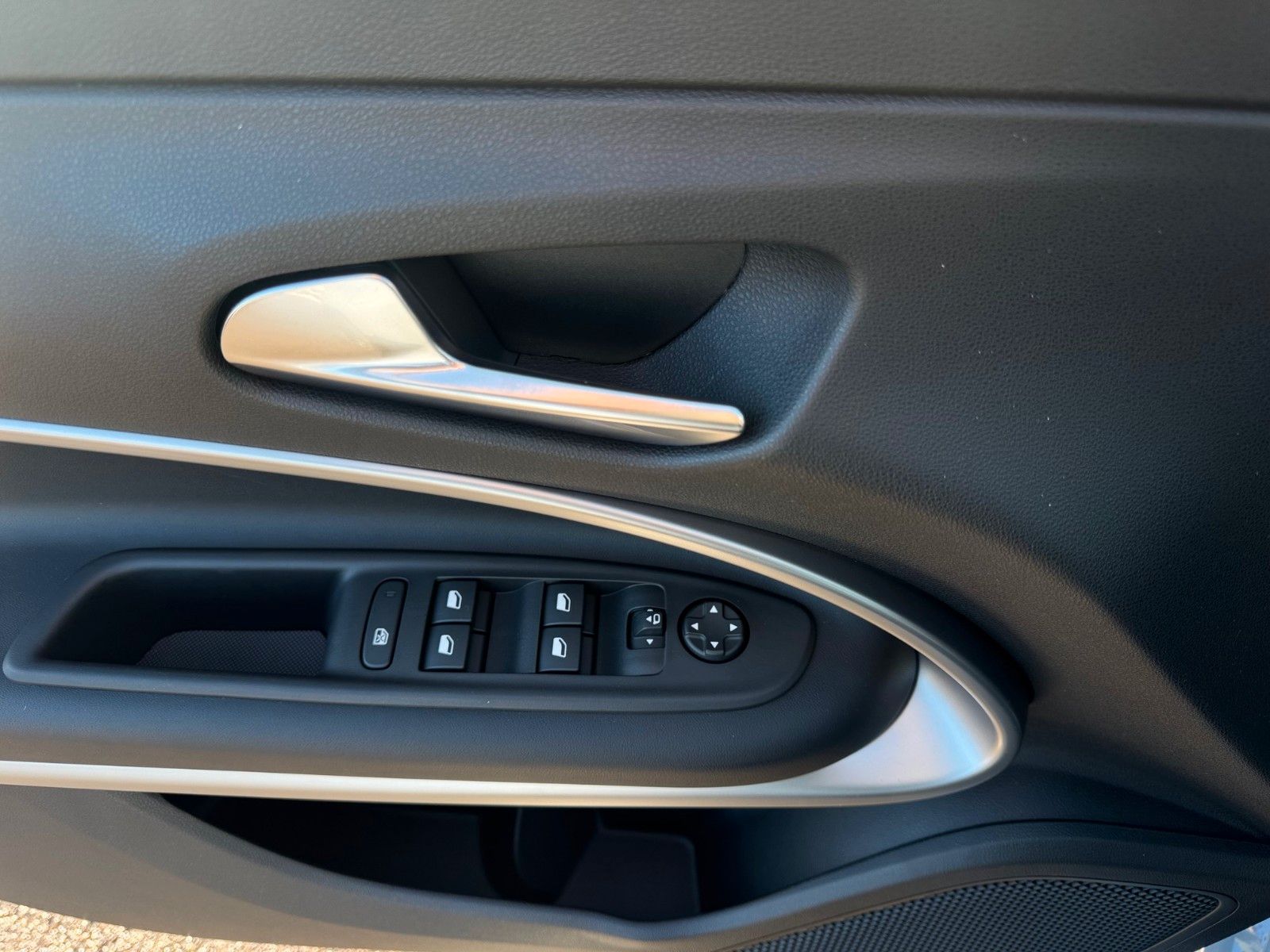 Fahrzeugabbildung Jeep Avenger Sitzheizung LED PDC adap. Tempomat