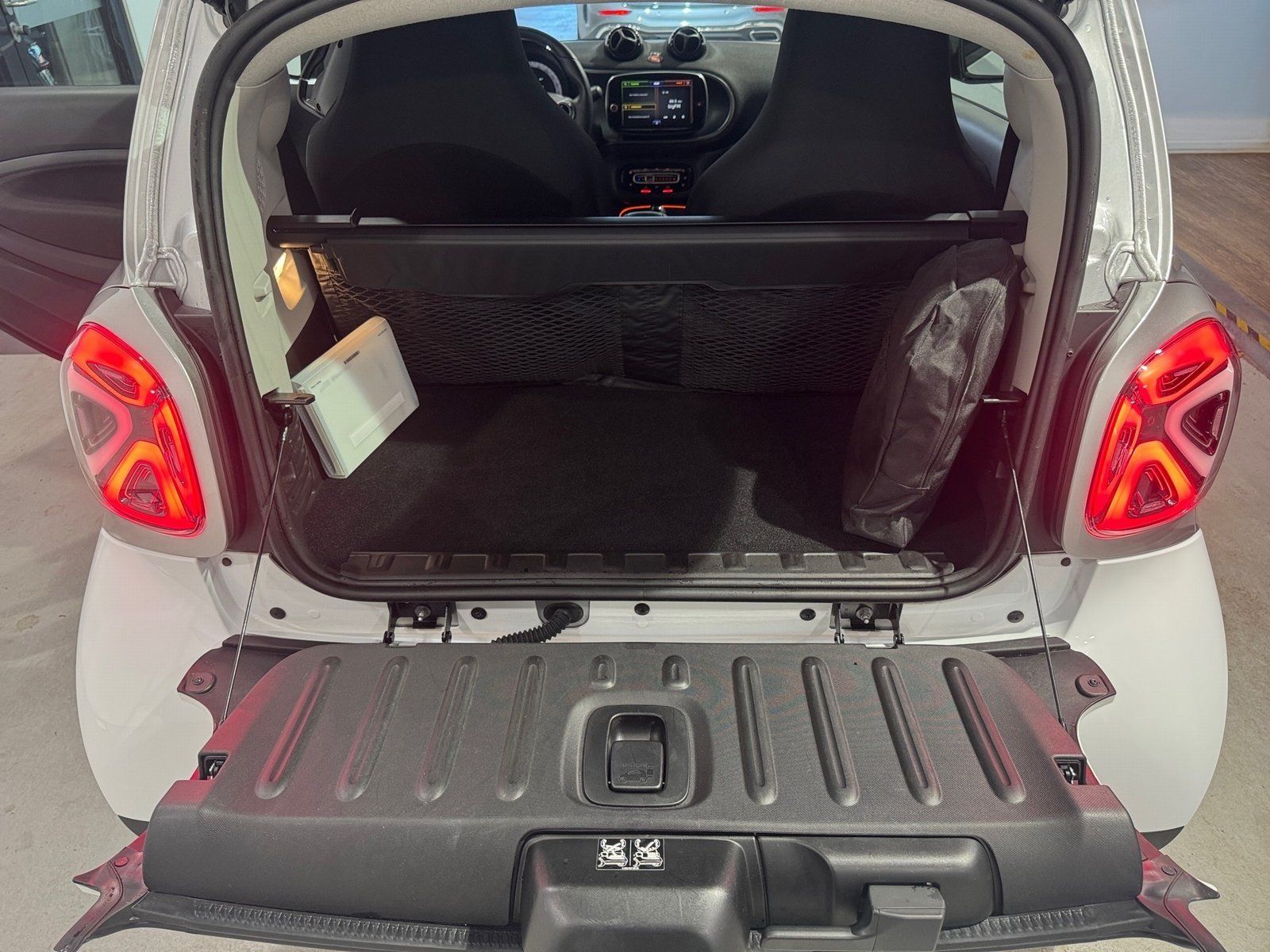 Fahrzeugabbildung Smart smart EQ fortwo Exclusive*Kamera*Media*LED*22kW*