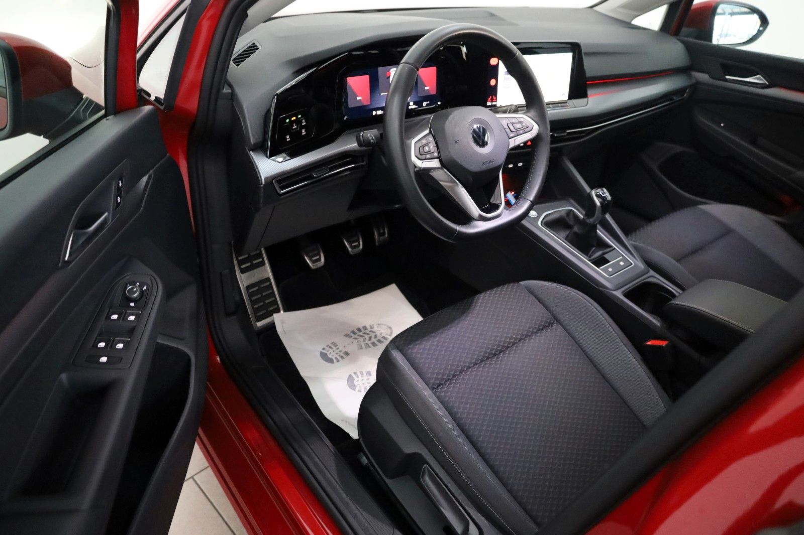 Fahrzeugabbildung Volkswagen Golf VIII Lim. Active Navi,LED,SH,PDC,ACC,SR+WR