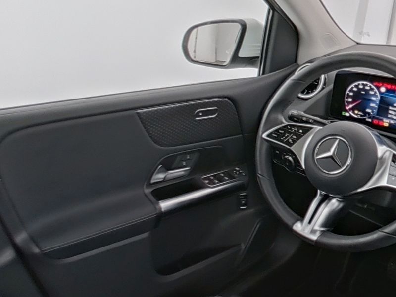 Fahrzeugabbildung Mercedes-Benz B 200 AHK+PANORAMA+LHZG+TOTW+KAM+CARPL+LED+EL.HE