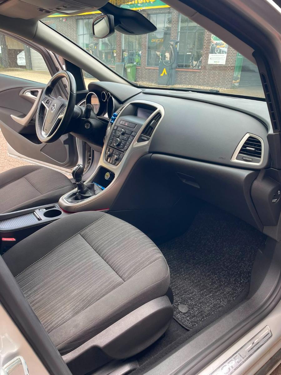 Opel Astra 2011 — photo 6