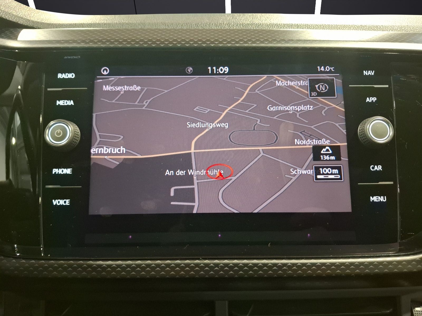 Fahrzeugabbildung Volkswagen T-Cross TSI Life AHK Navi ACC PDC SH 17"