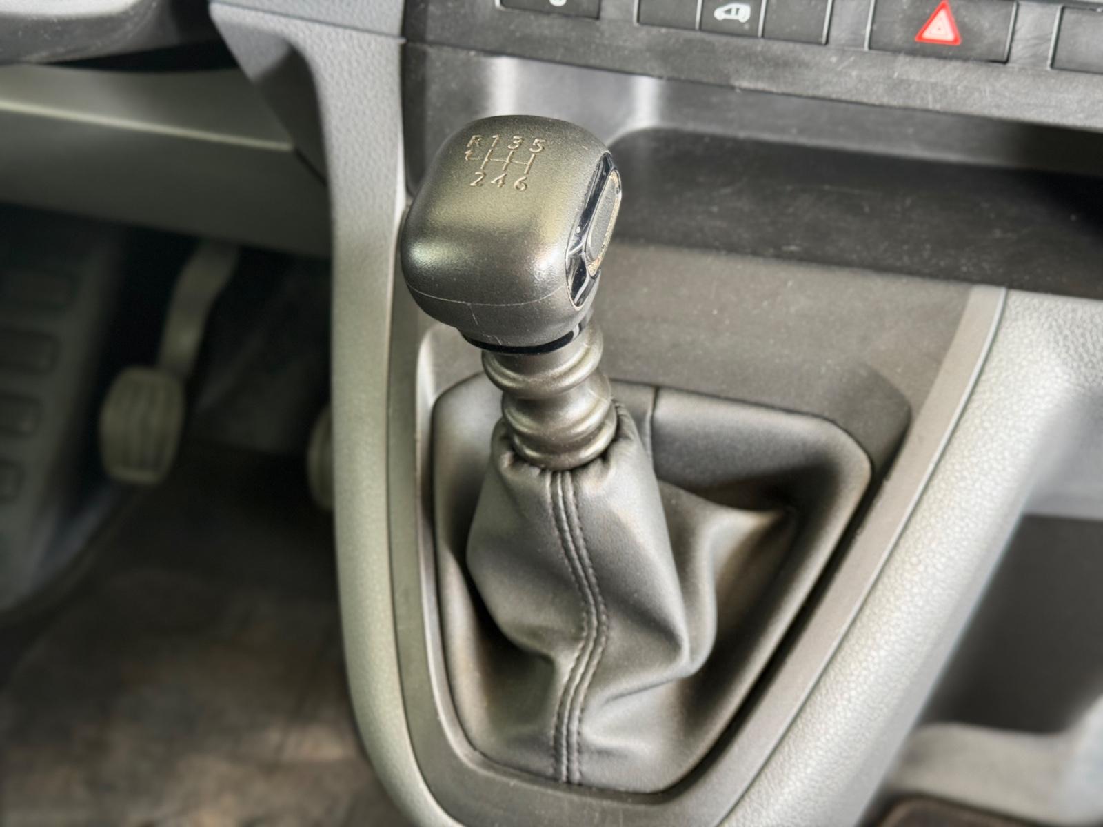 Peugeot Expert Kasten L2H1 Premium 3-Sitze Navi AHK Reg.