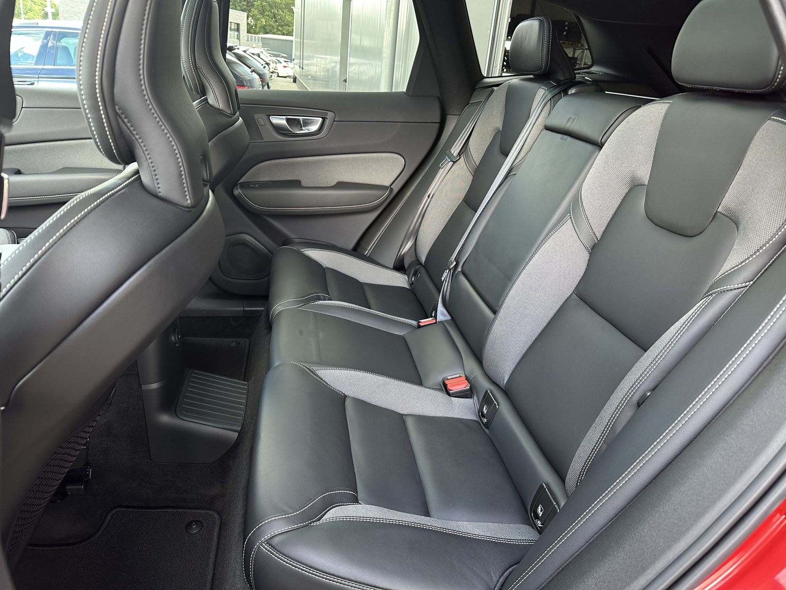 Fahrzeugabbildung Volvo XC60 T8 AWD Ultimate Dark NAV+LED+360°+PANO+HUD