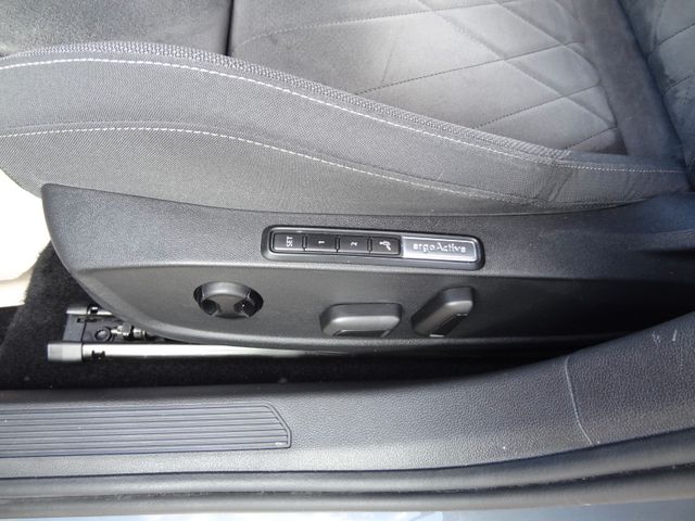 Fahrzeugabbildung Volkswagen Golf VIII Lim. Life/Virtual/LED/Navi/PDC/2.Hd/