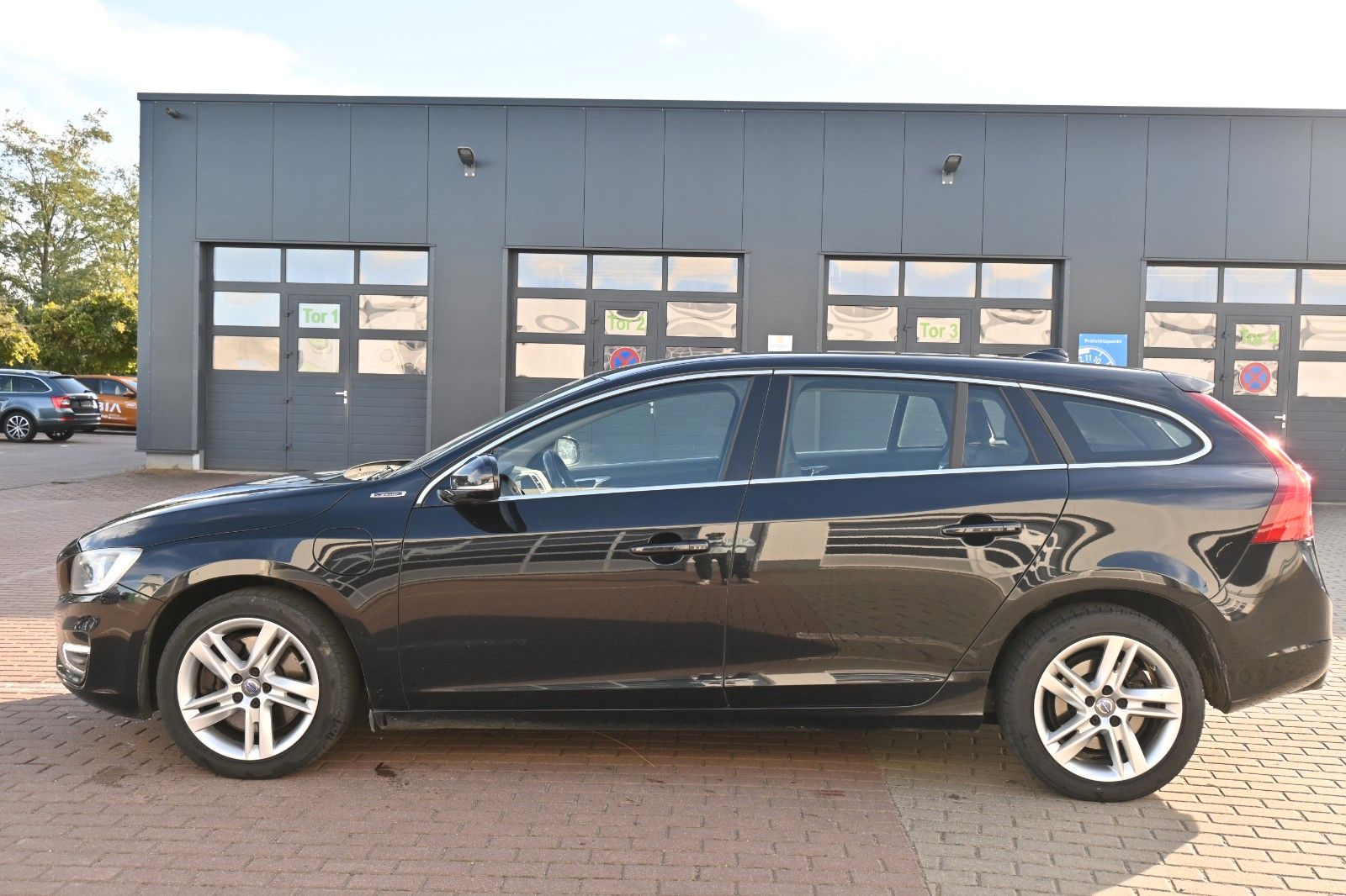 Fahrzeugabbildung Volvo V60 Kombi D6 Summum AWD*NAV*LED*TEMPO*