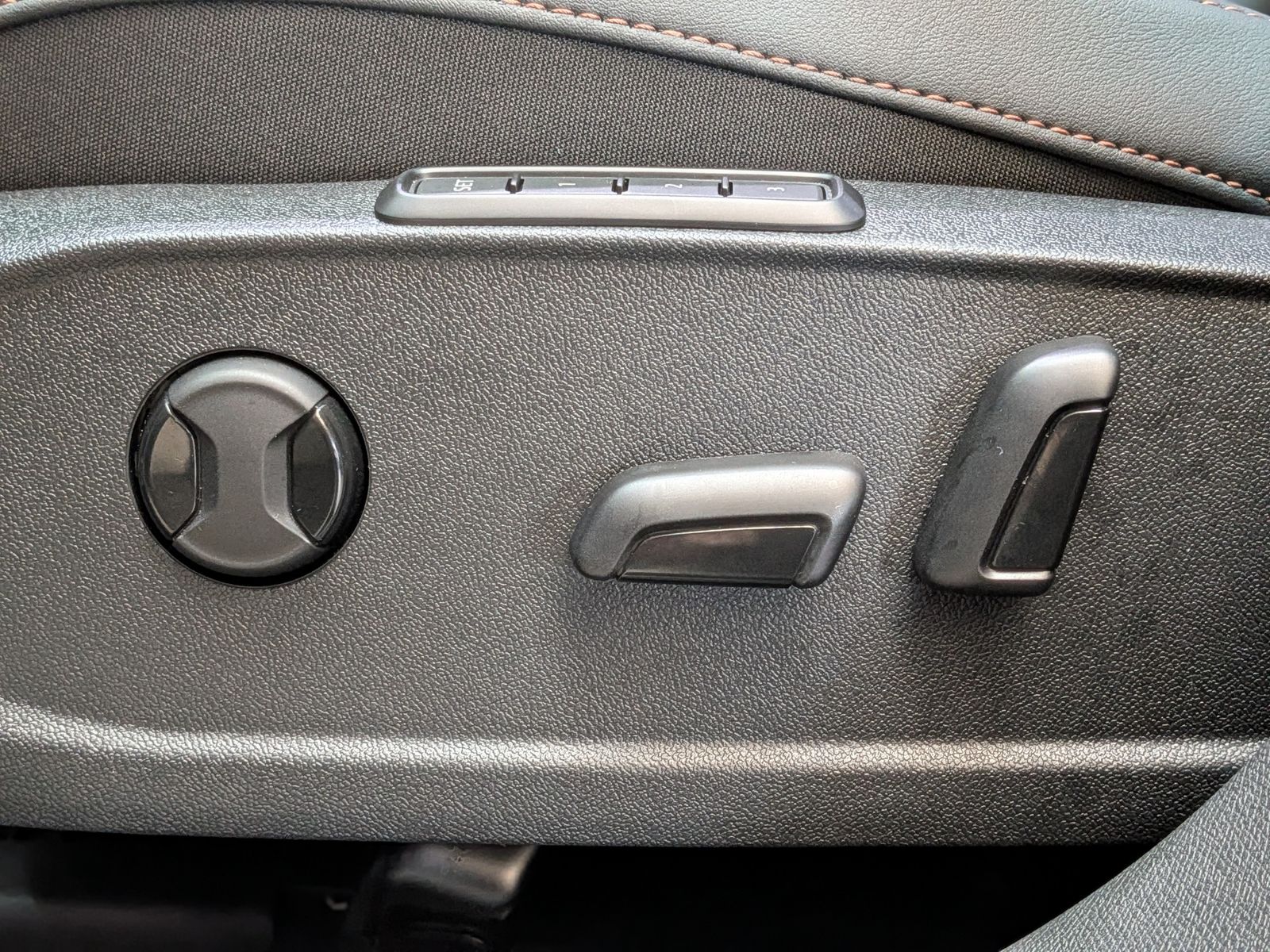 Fahrzeugabbildung CUPRA Leon 1.5 eTSI DINAMICA*MATRIX*ACC*PANO*AHK 5J-Ga