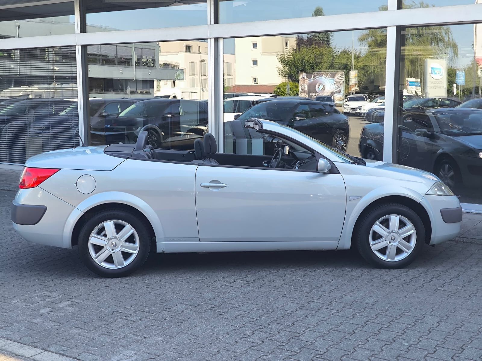 Vehicle image Renault Megane Coupe-Cabriolet Dynamique Luxe *Maintained"