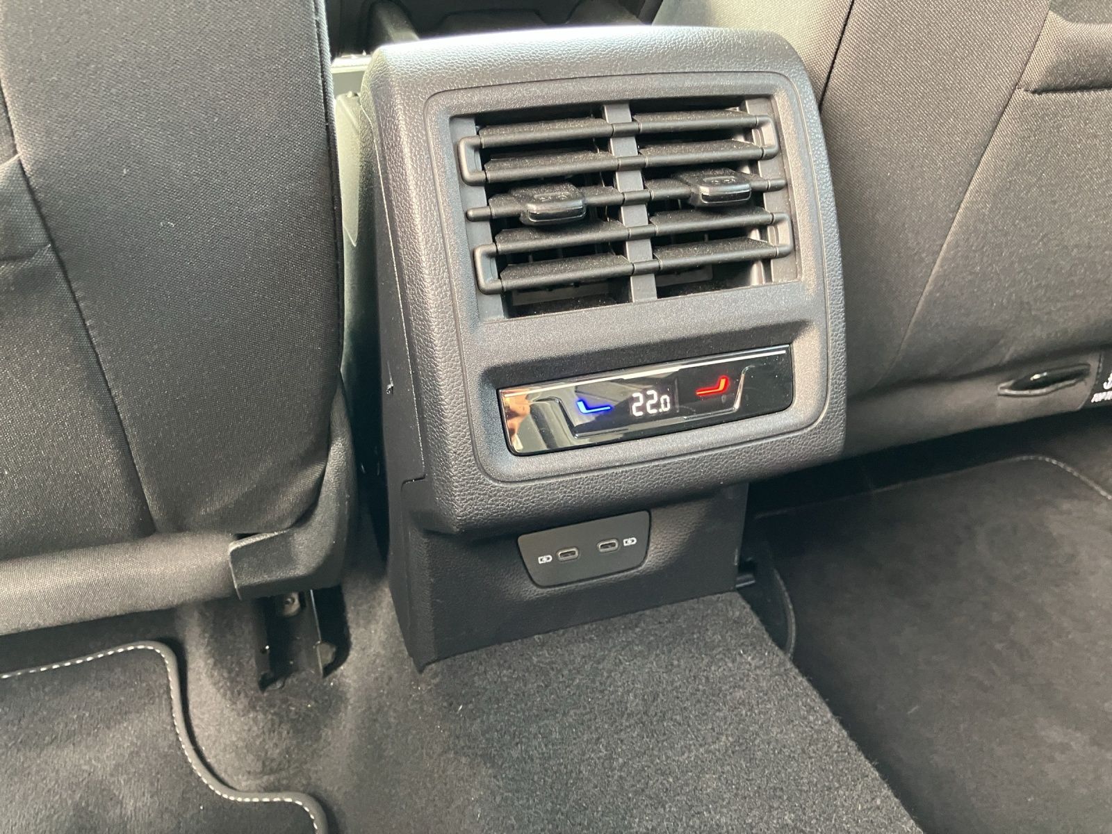 Fahrzeugabbildung Volkswagen Golf VIII Variant TDI Style DSG LEDplus Navi AID