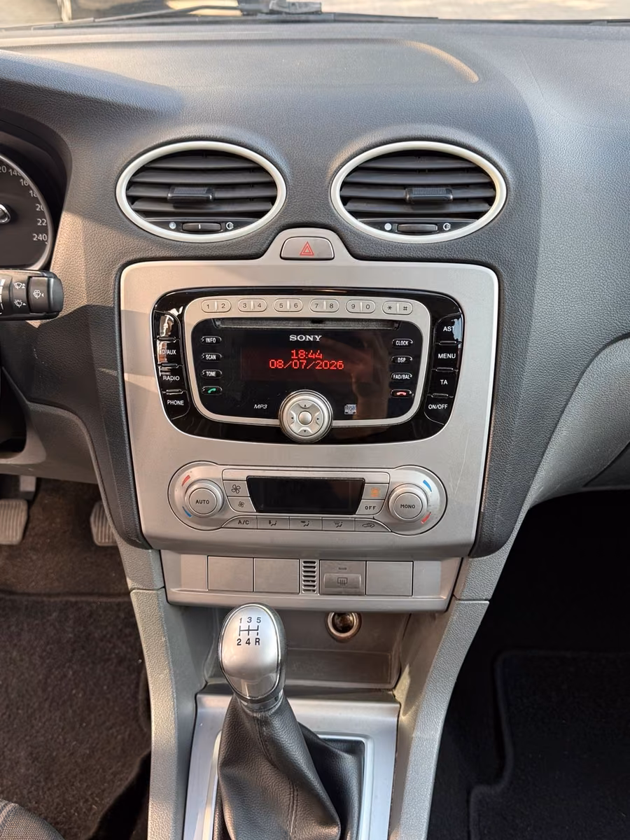 Ford Focus 2010 — photo 9