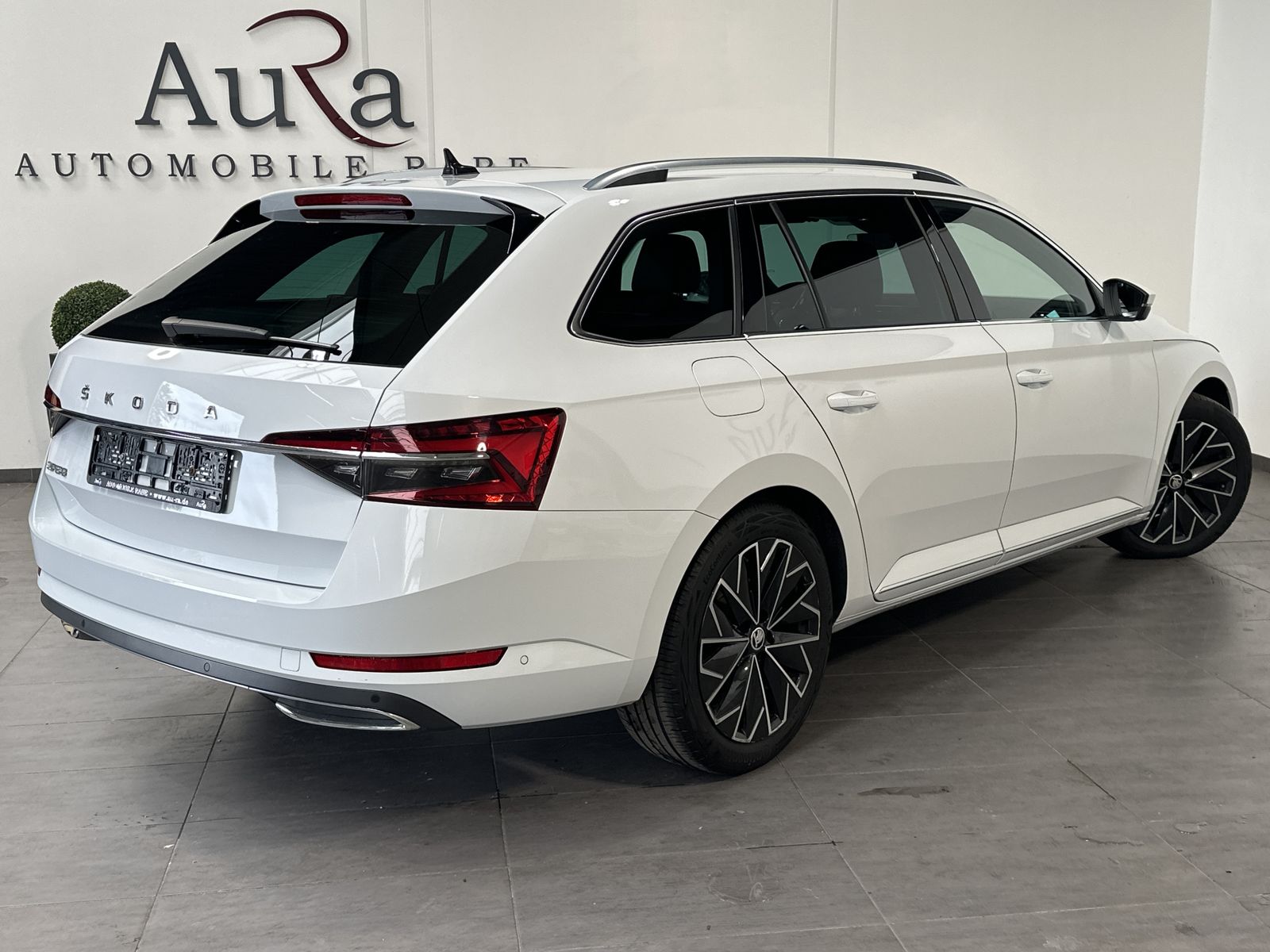 Fahrzeugabbildung SKODA Superb Combi L&K NAV+LED+360°+AHK+MEMORY+18ZO+VC