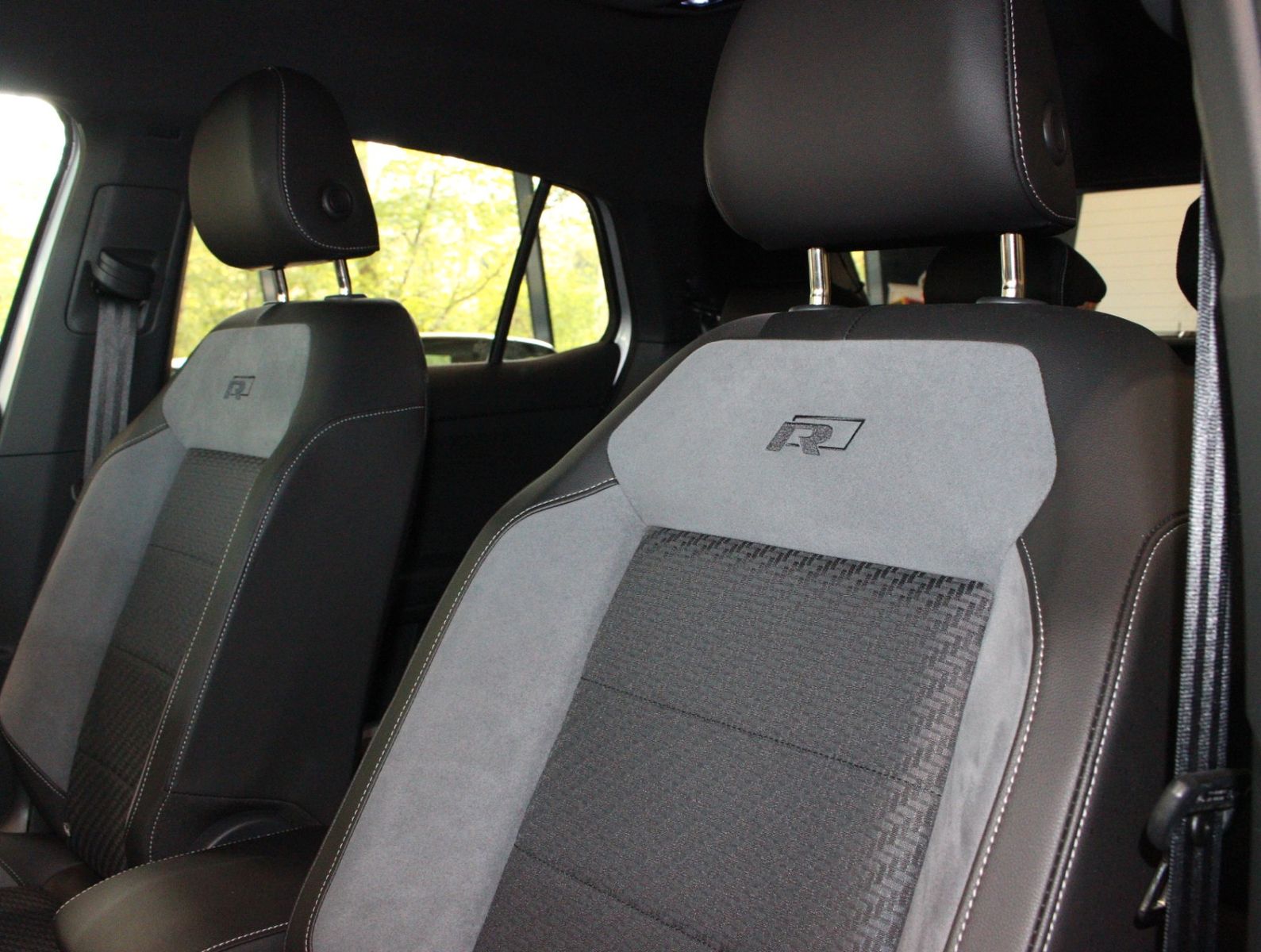 Fahrzeugabbildung Volkswagen T-Cross 1.5 TSI R-Line 1.HAND+ACC+IQ.DRIVE+KMERA