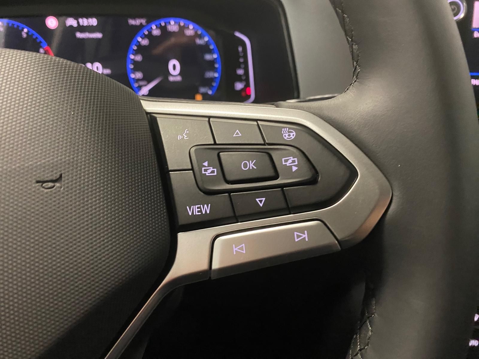 Fahrzeugabbildung Volkswagen T-Roc 1.5 TSI DSG LIFE+ACC+AHK+BHZ Lenkrad+RFK++