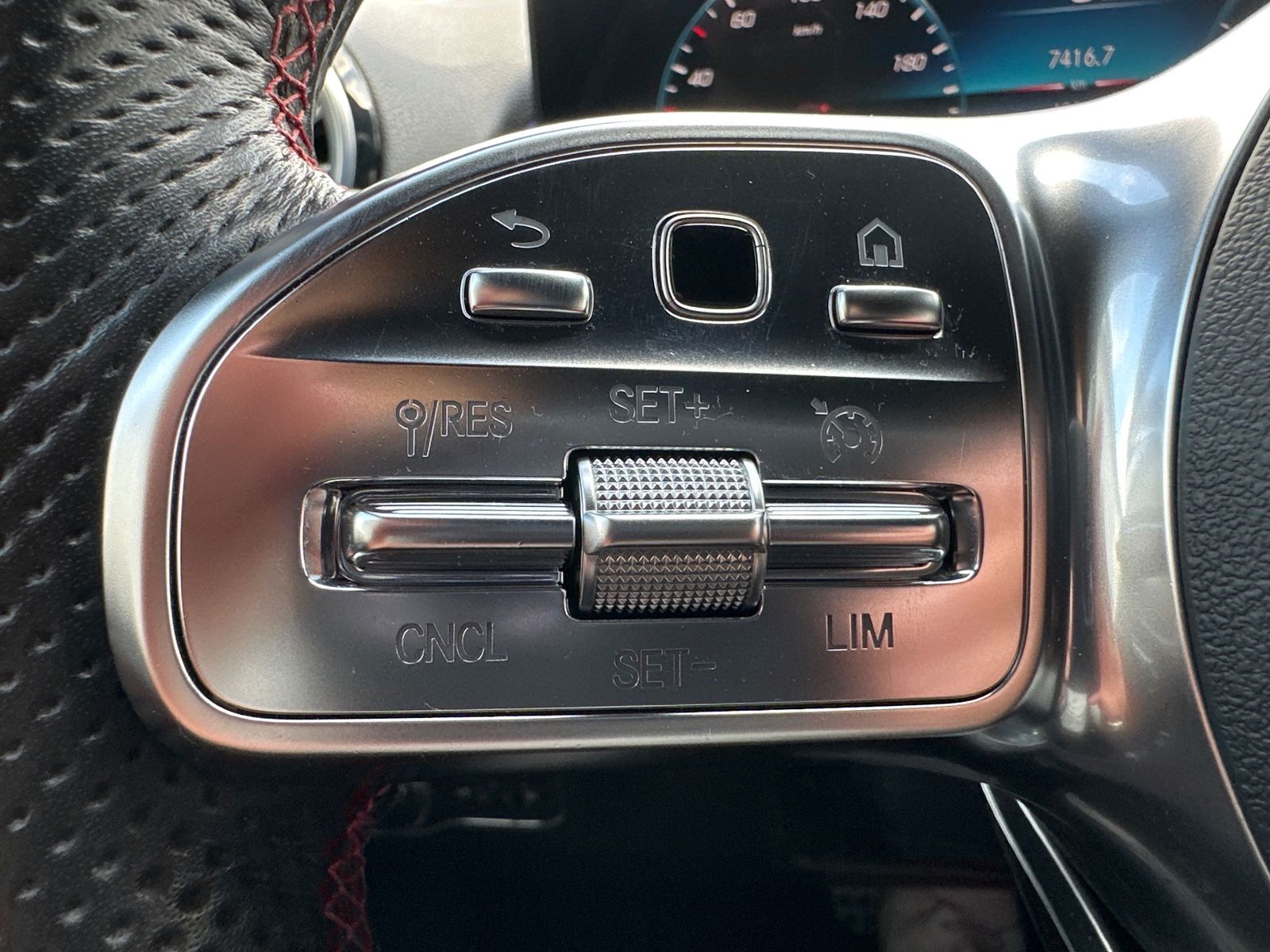 Fahrzeugabbildung Mercedes-Benz GLB 220d AMG Line NAV+AHK+360GRAD+SHZ+MEMORY
