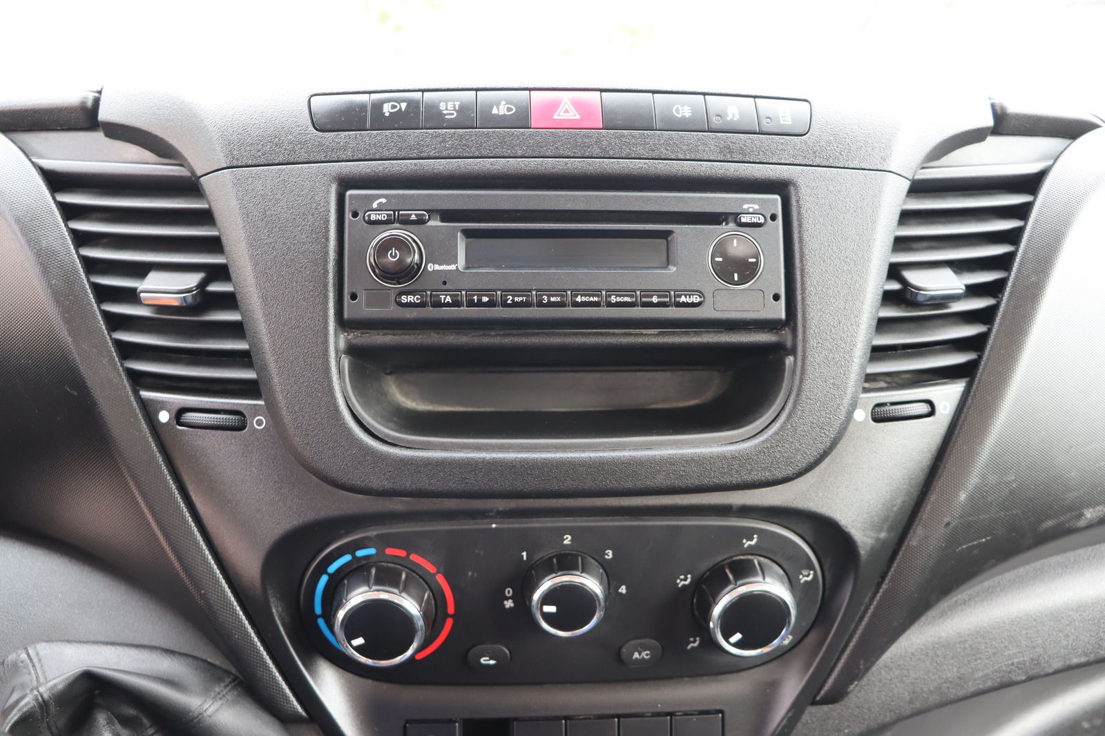 Fahrzeugabbildung Iveco Daily 35S15 3.0 D Kipper * AHK * bis 3.5t 35 150