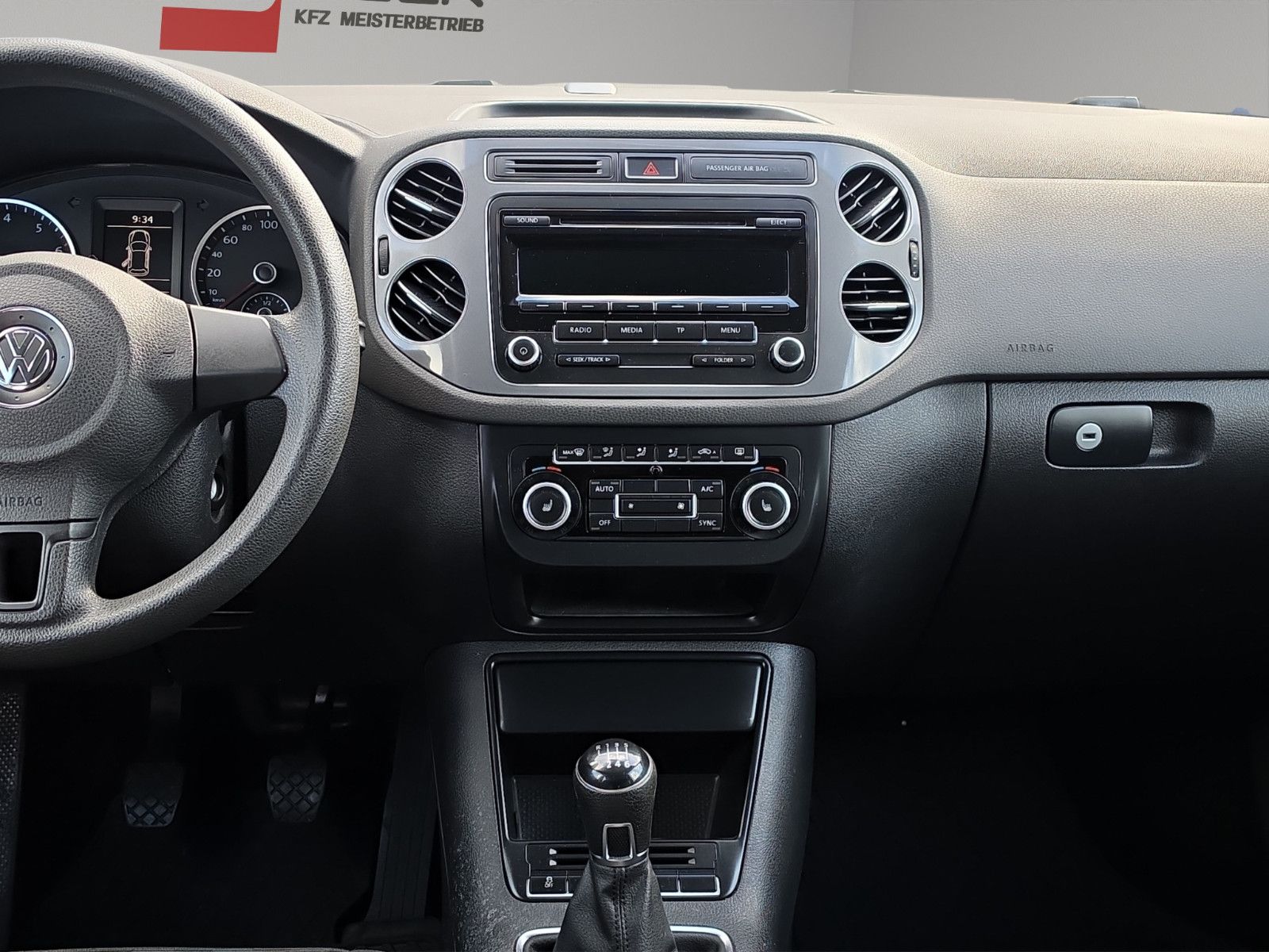 Fahrzeugabbildung Volkswagen Tiguan AHK TEMPOMAT PDC SHZ TÜV SERVICE NEU