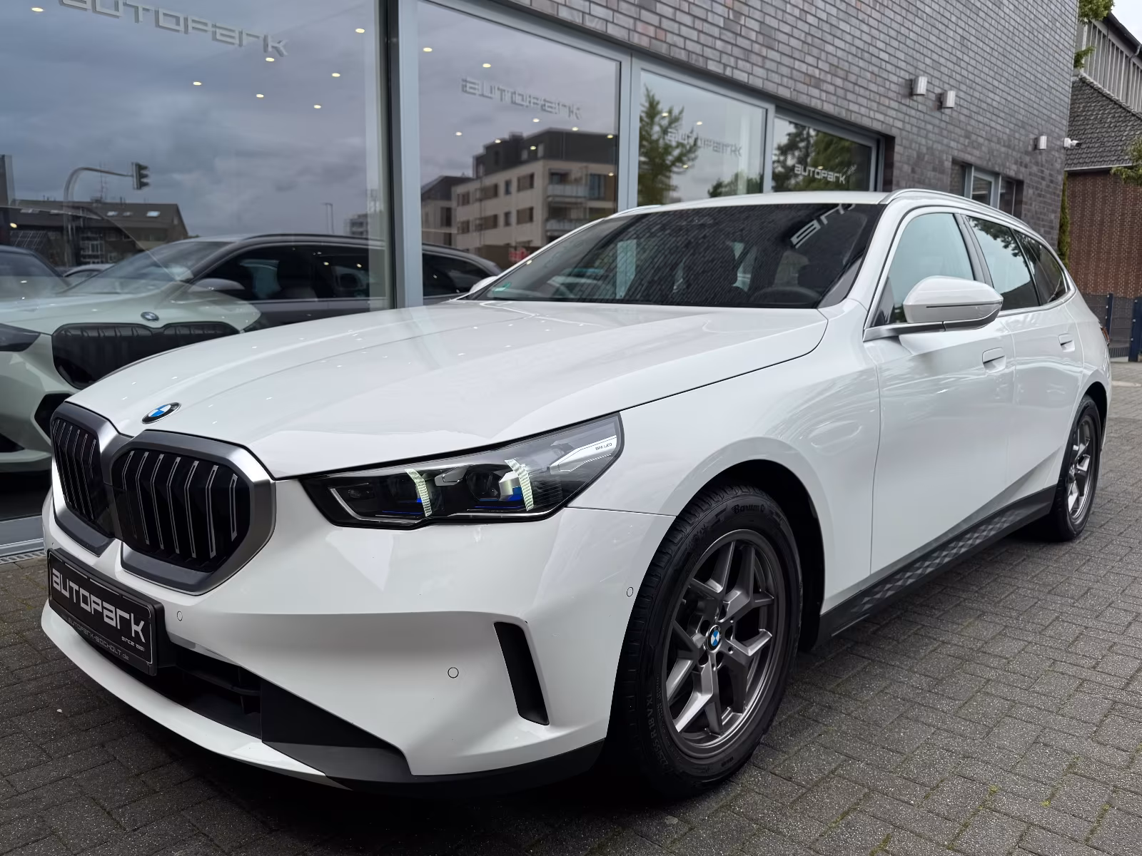 BMW 520d Touring DrivingAssist ParkingAssit AdaptLED