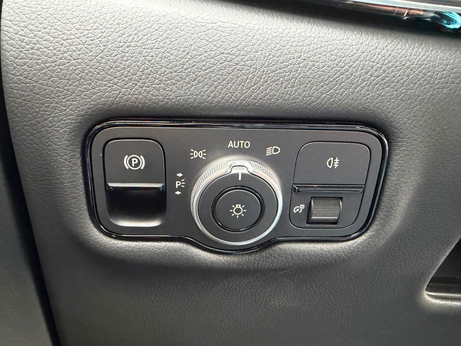 Fahrzeugabbildung Mercedes-Benz V 300 d 4MATIC EXCLUSIVE AMG Panorama Standheiz