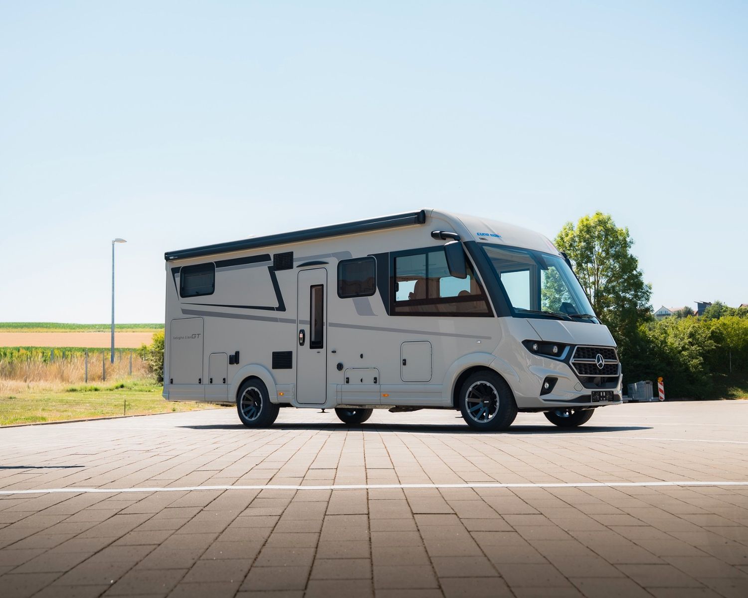 Fahrzeugabbildung Eura Mobil Integra Line 726 EF GT Delta / Hubstützen