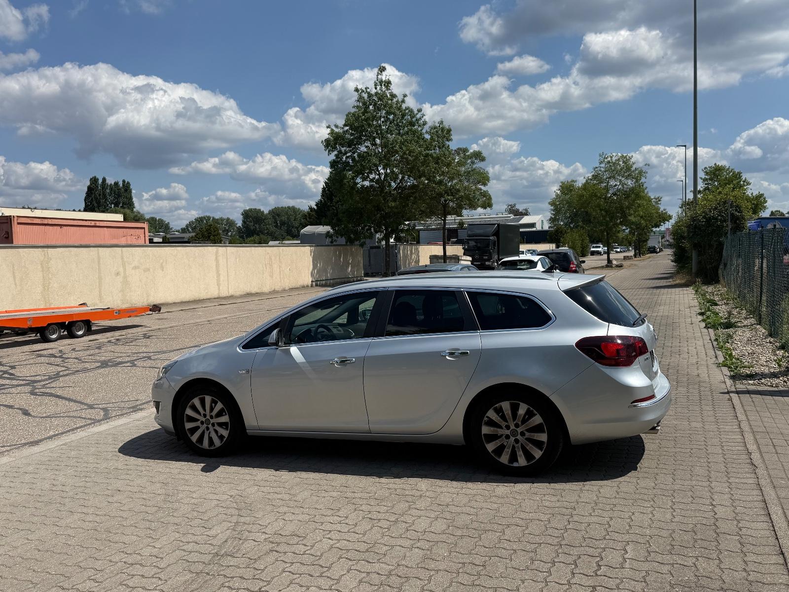 Opel Astra 2013 — interior