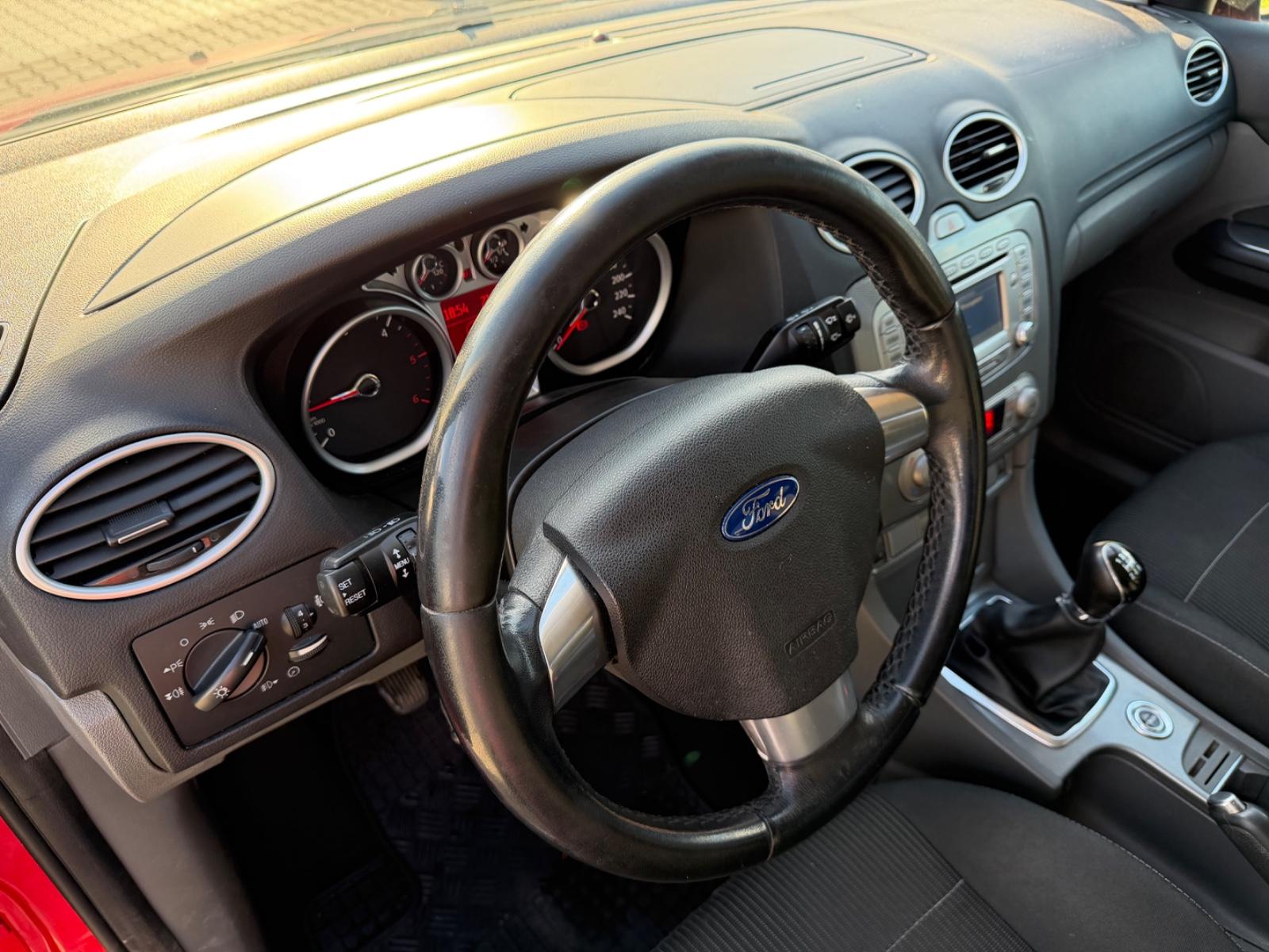 Ford Focus 2010 — photo 12