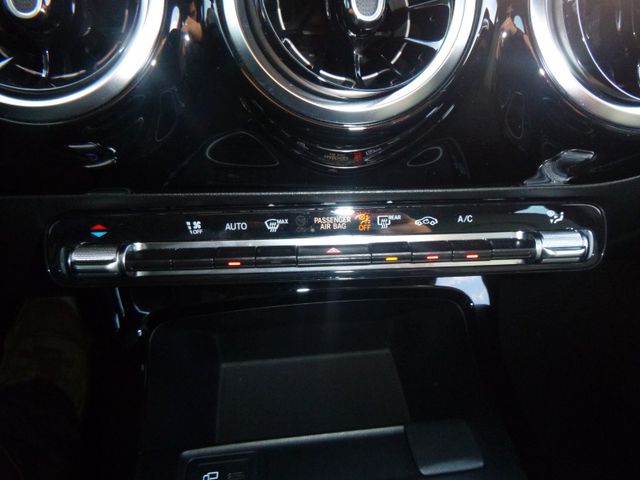 Fahrzeugabbildung Mercedes-Benz CLA 180 Shooting Brake >AUT/NAV/SHZ