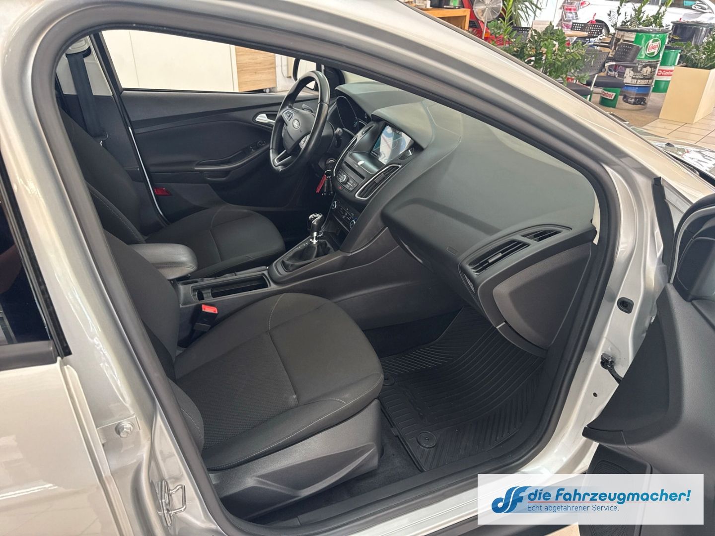 Fahrzeugabbildung Ford Focus Turnier Business 1.5 TDCi Navi Apple CarPl