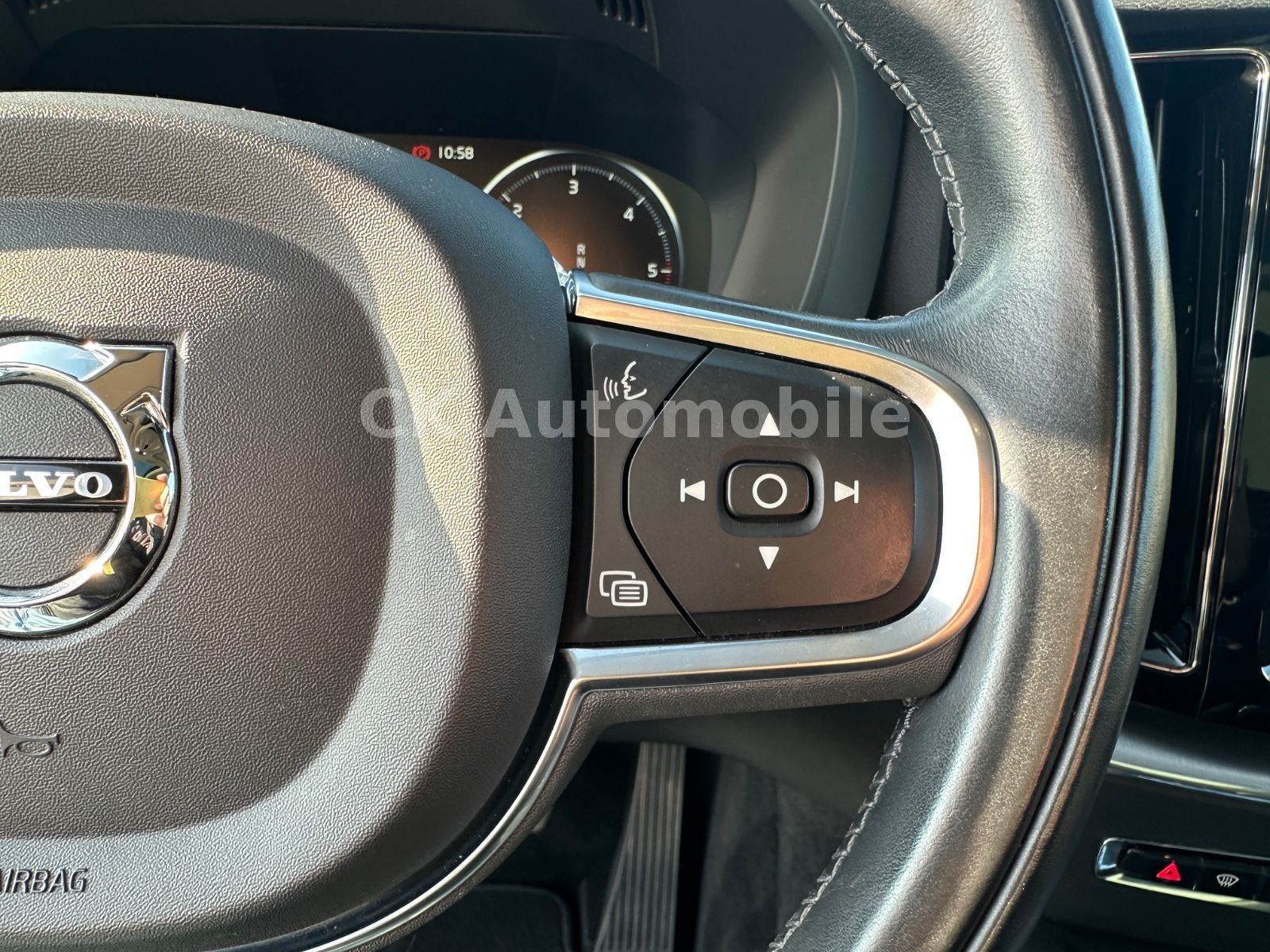 Fahrzeugabbildung Volvo XC60 B4 Momentum Pro AWD/Navi/Leder/Pano/LED/Kam