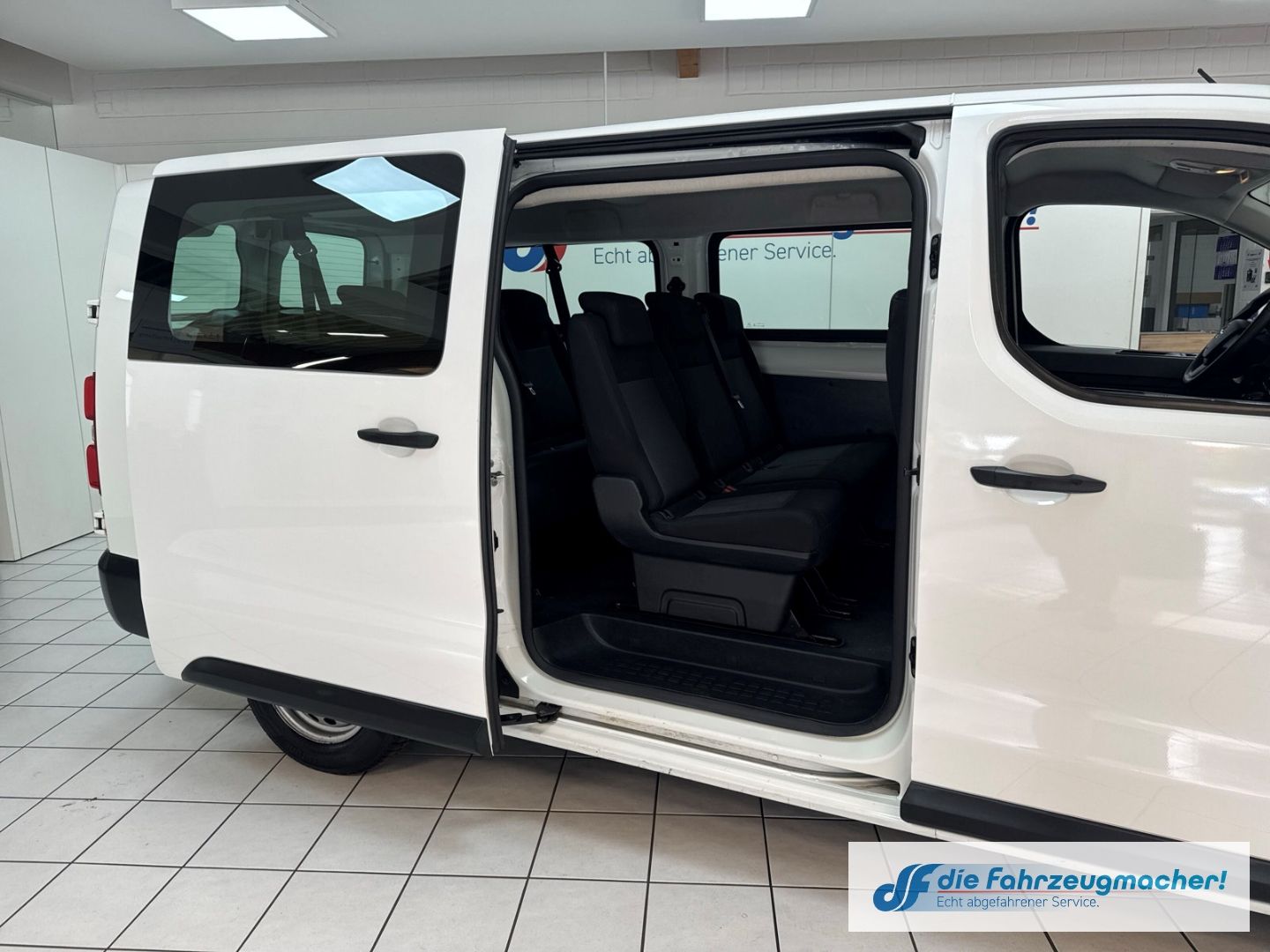 Fahrzeugabbildung Opel Vivaro Kombi L 1.5 D EU6d Apple CarPlay Android