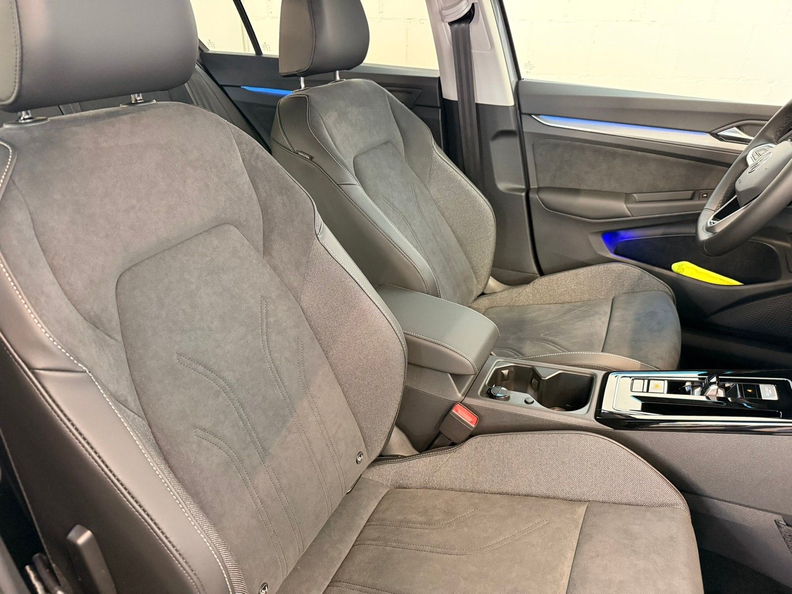 Fahrzeugabbildung Volkswagen Golf VIII Lim. 1.5 eTSI 110 kW Style DSG + Navi