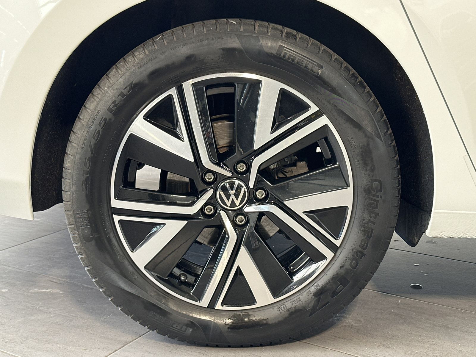 Fahrzeugabbildung Volkswagen Touran 2.0 TDI DSG 7-Sitzer HL NAV+LED+ACC+KAM