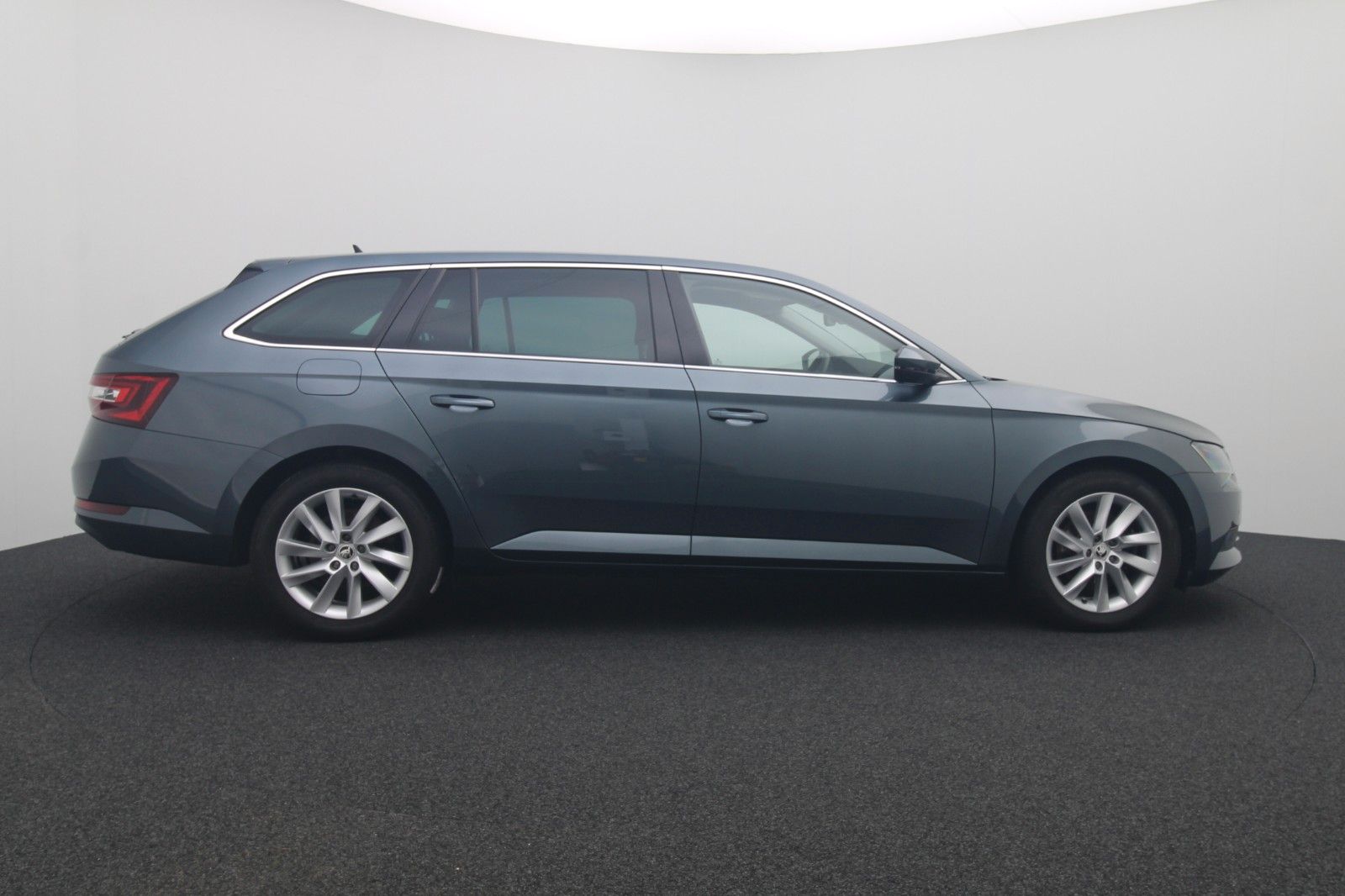 Fahrzeugabbildung SKODA Superb Combi ACC NaviXenon DSG  PDC SHZ v+h