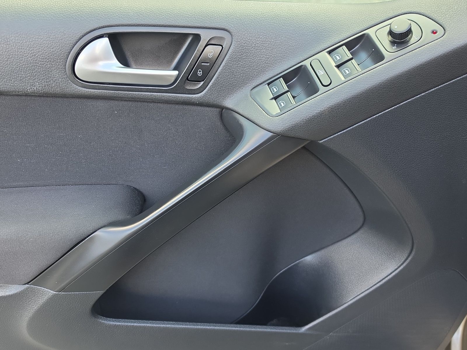 Fahrzeugabbildung Volkswagen Tiguan AHK TEMPOMAT PDC SHZ TÜV SERVICE NEU