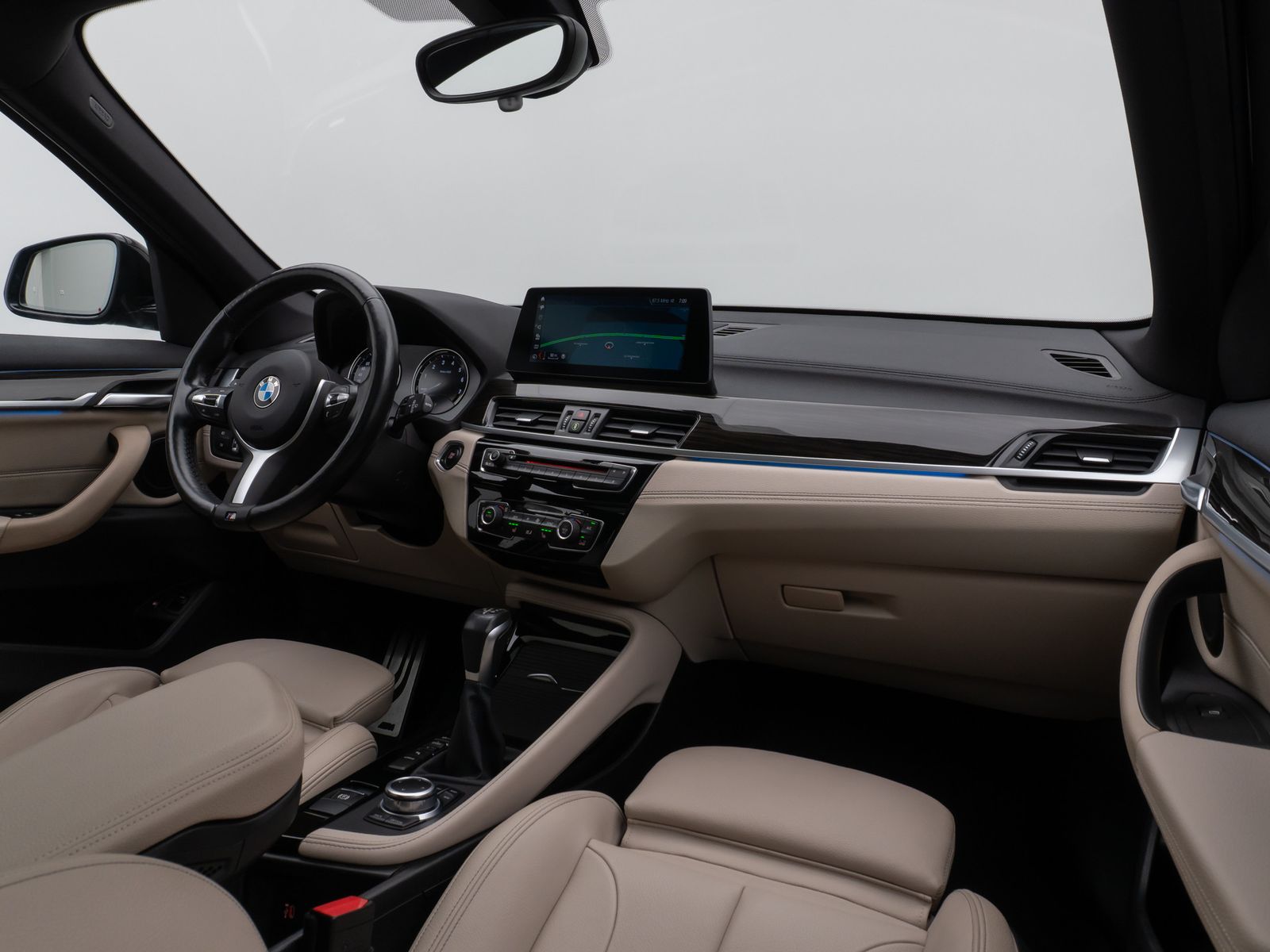 Fahrzeugabbildung BMW X1 xD25e MSport Panorama Kamera HUD DAB HiFi AHK