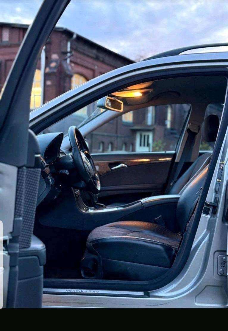 Mercedes-Benz E320 2004 — photo 12