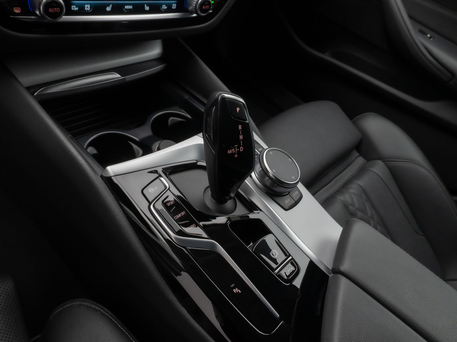 Fahrzeugabbildung BMW 520d Kamera DAB 4xKlima AHK Alarm Leder Sport