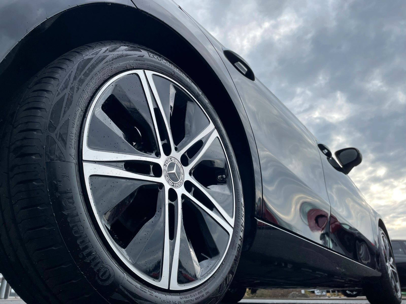 Fahrzeugabbildung Mercedes-Benz A 180 Progressive Night+AHK+R-Kamera+Ambiente