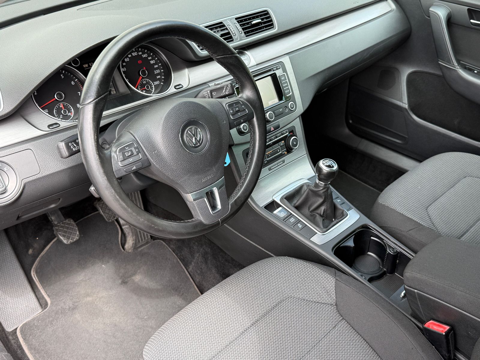 Fahrzeugabbildung Volkswagen Passat Variant Comfortline 1.8 TSI AHK GRA Navi