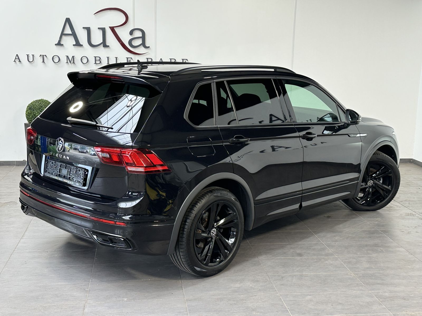 Fahrzeugabbildung Volkswagen Tiguan 2.0 TDI DSG R-Line Black NAV+LED+ACC