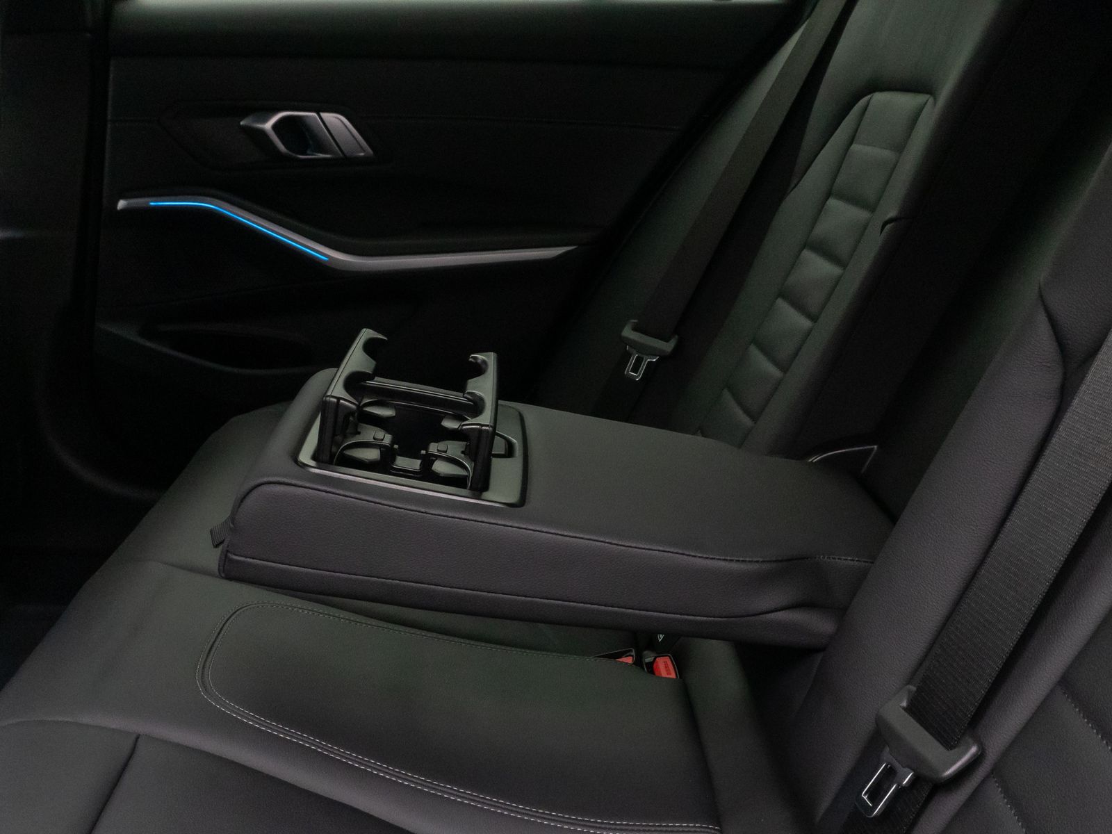 Fahrzeugabbildung BMW 330d Kamera DAB HiFi Leder Sport AdaptLED 18Zoll