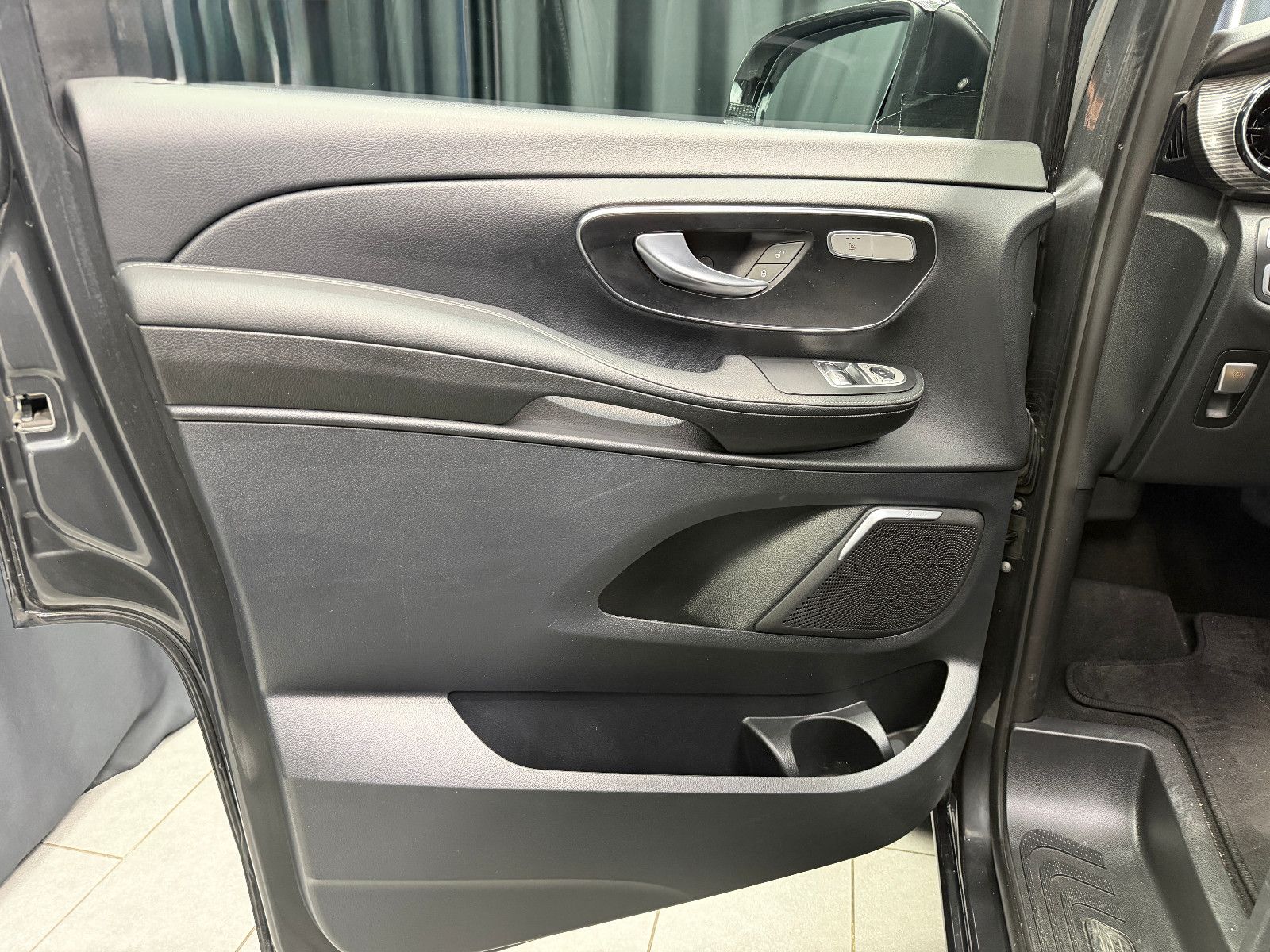 Fahrzeugabbildung Mercedes-Benz V300 d AVANTGARDE EDITION 4MATIC lang|BURMESTER|