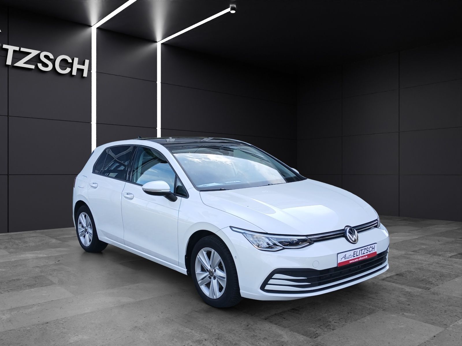 Fahrzeugabbildung Volkswagen Golf VIII eTSI Life DSG LED AHK Navi Pano AID AC