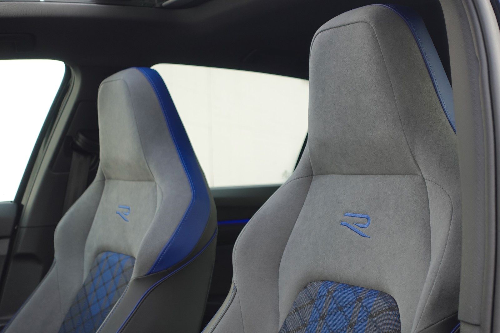 Fahrzeugabbildung Volkswagen Golf VIII R 2.0TSI 4Motion,Akrapovič,Pano,Matrix
