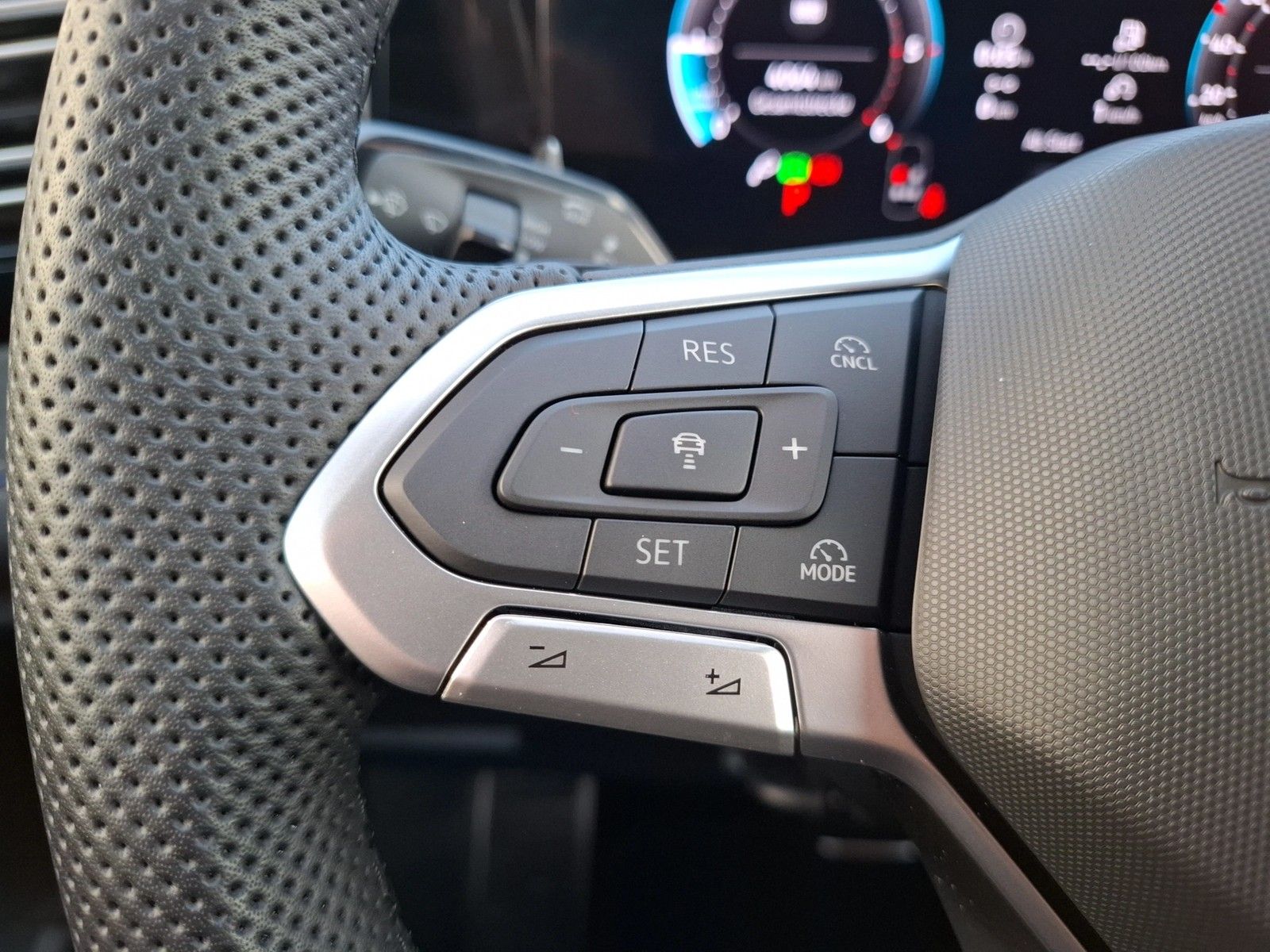Fahrzeugabbildung Volkswagen Tiguan TDI R-Line DSG 4M Standhzg. Matrix Navi A