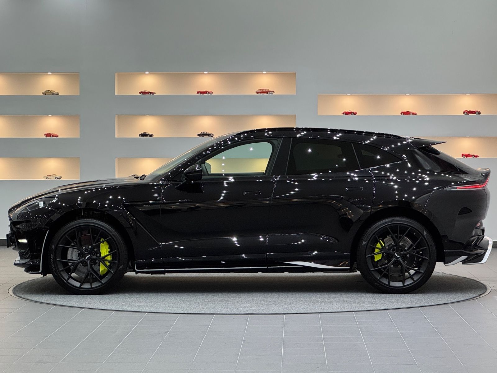 Aston Martin DBX 4.0 V8 DBX707 *AMR24* Neuwagenzustand* imagem 2