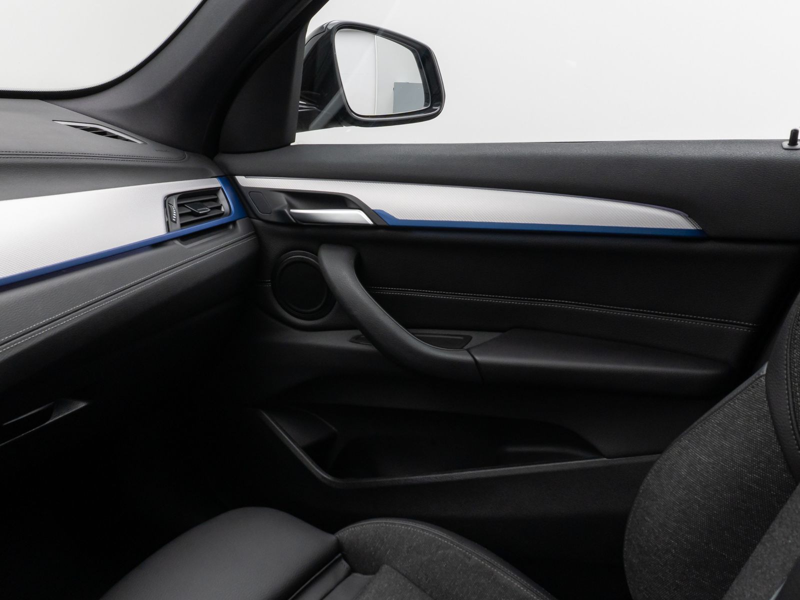 Fahrzeugabbildung BMW X1 xD25e M Sport Kamera HUD DAB HiFi Alarm 19Zol