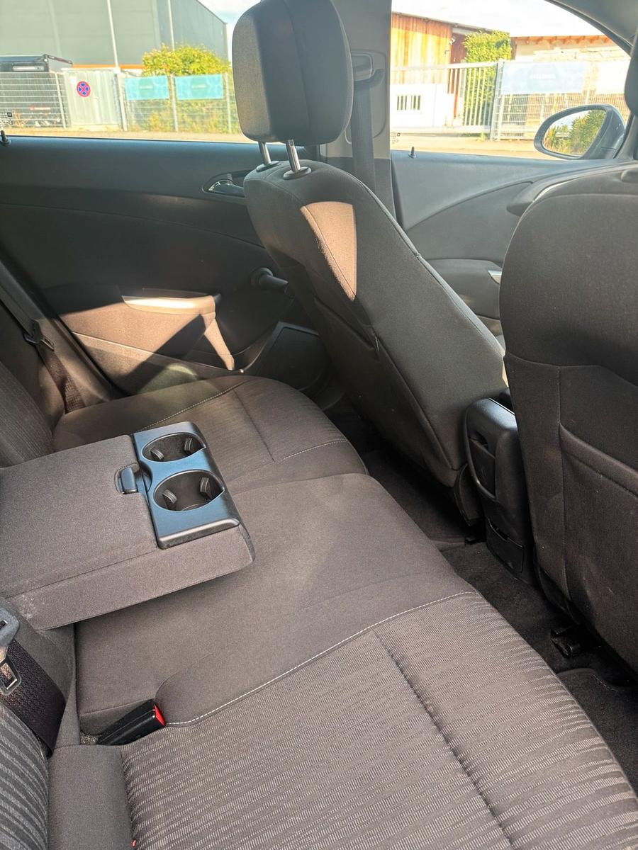 Opel Astra 2012 — photo 8