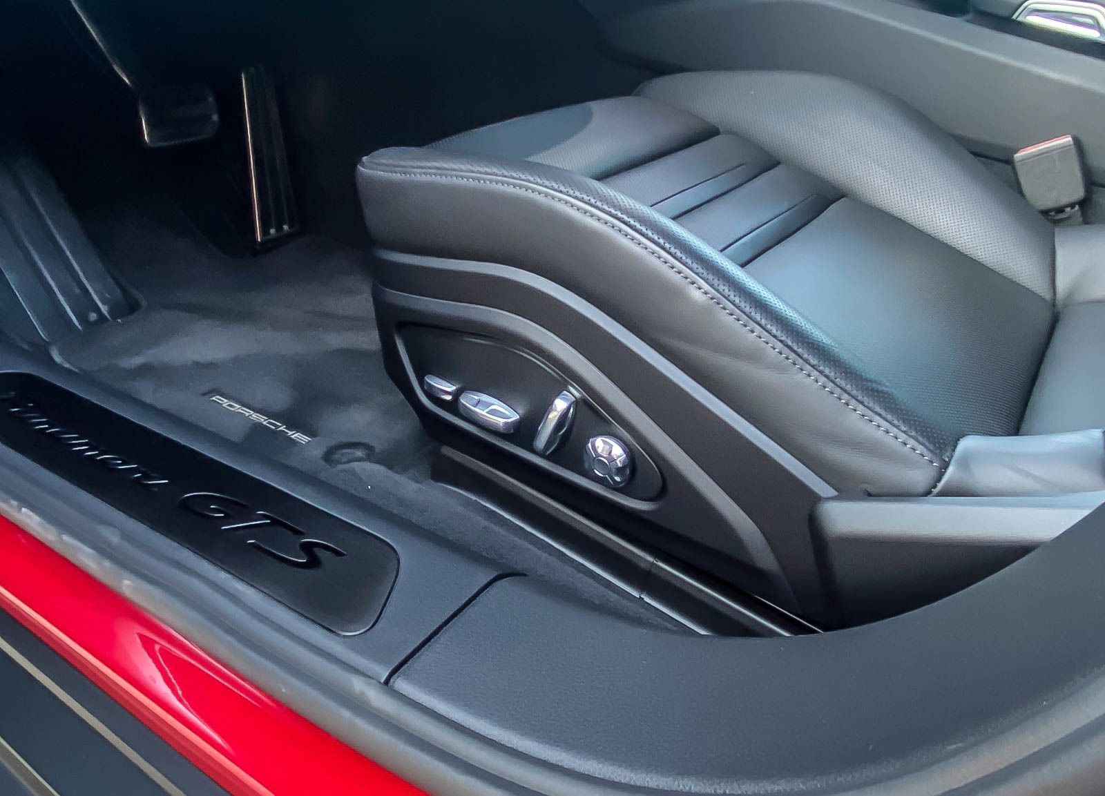 Fahrzeugabbildung Porsche Panamera SportTurismo GTS 4.0 NIGHT VISION ANHZV