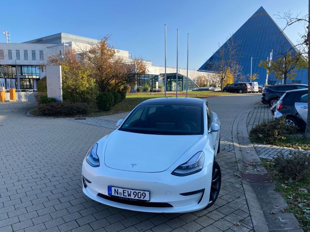 Tesla Model 3 Allradantrieb mit Dualmotor Performa...