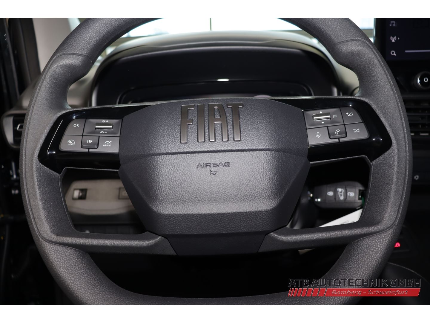 Fahrzeugabbildung Fiat Qubo -L 5-Sitzer ICON 50kWh 136PS Apple CarPlay